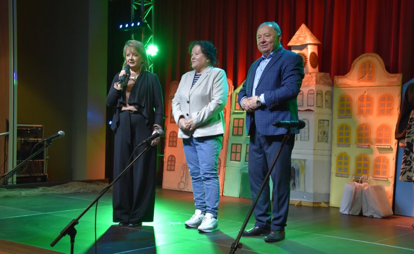 Wiceburmistrz Dzierżoniowa Dorota Pieszczuch, Janina Weretka Piechowiak i przewodniczący Rady Miejskiej Andrezj Darakiewicz stoją na scenie DOK