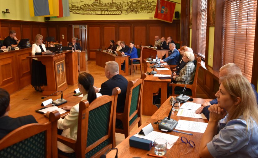Obrady dzierżoniowskich radnych siedzących w Sali Rycerskiej