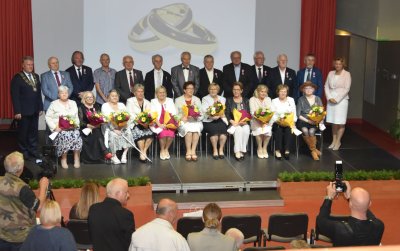 Grupowe zdjęcie wyróżnionych par