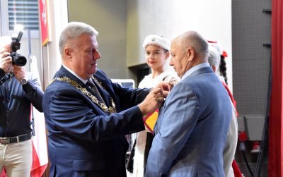 Burmistrz wręczający medal