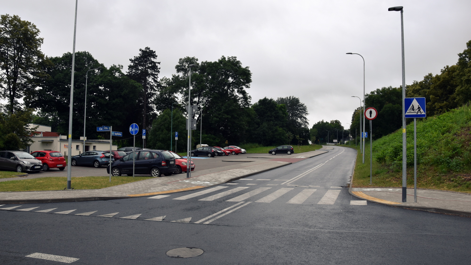 Skrzyżowanie ulicy Cichej i Szpitalnej, w durugim planie parking