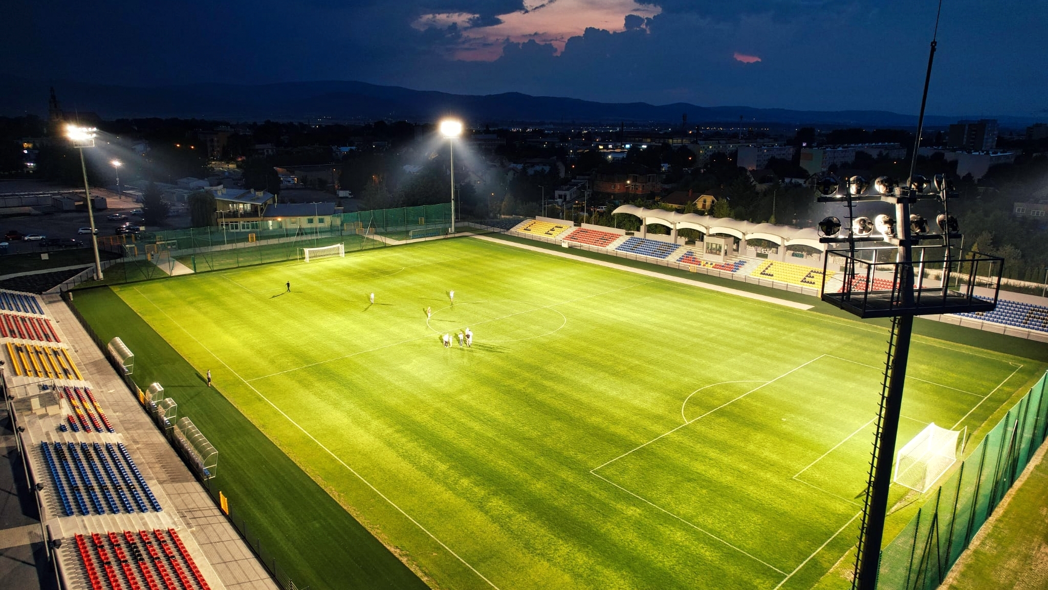 Stadion nocą widziany z góry