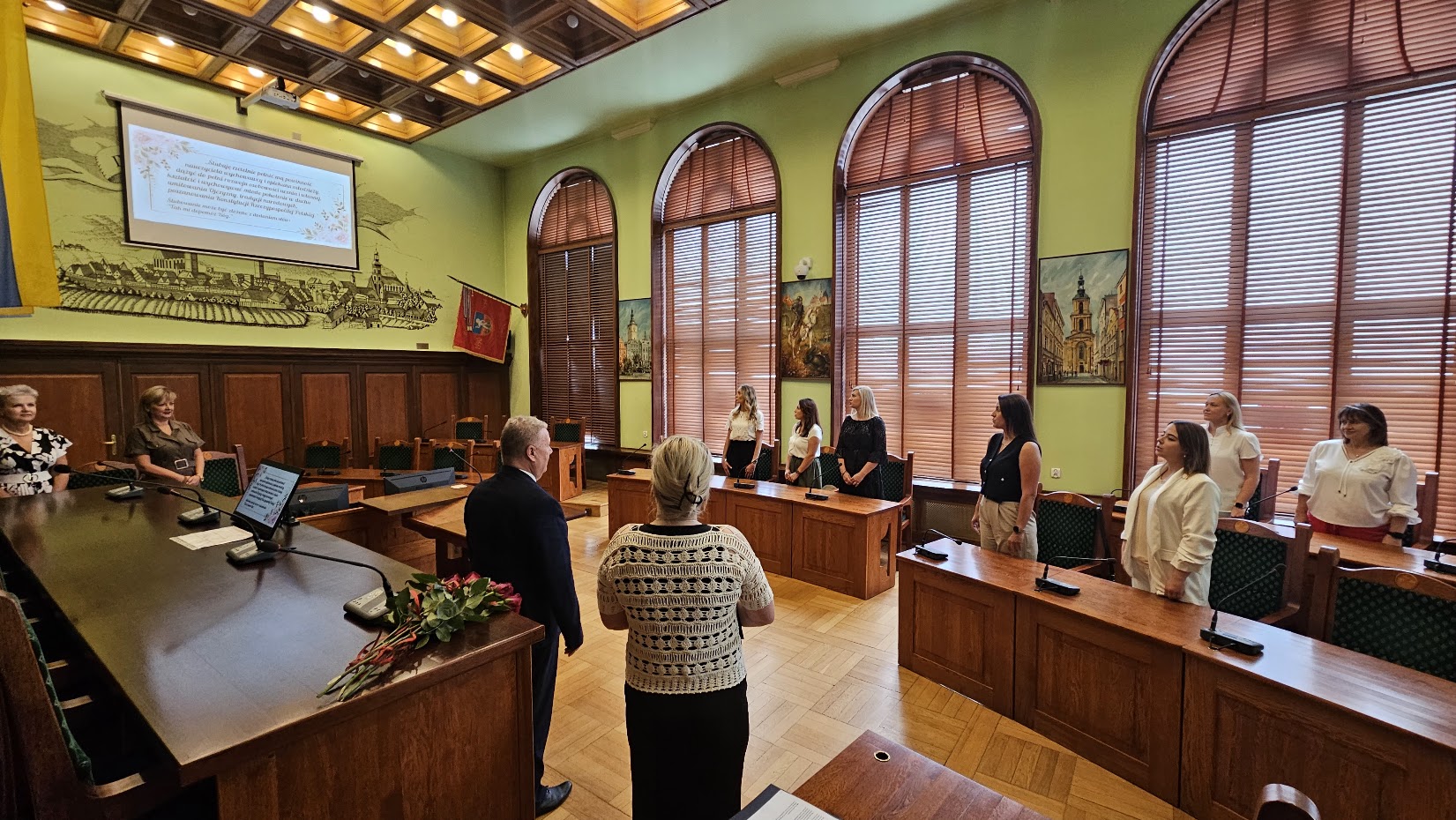 nauczycielki w trakcie składnia ślubowania przed burmistrzem w sali rycerskiej