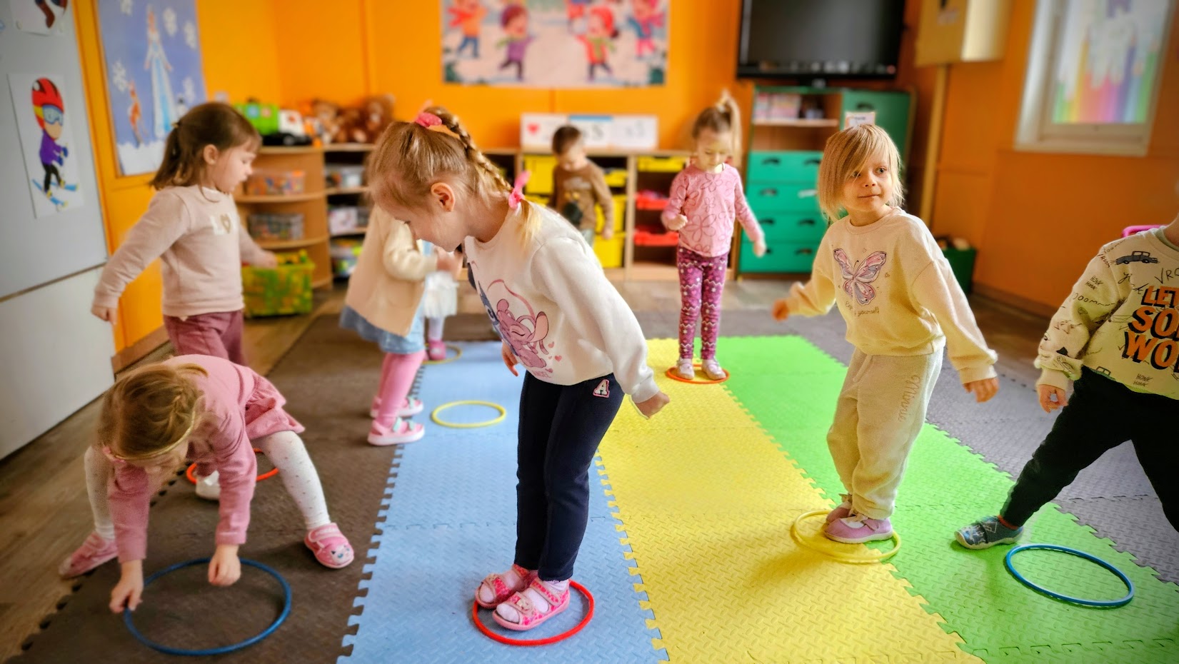 dzieci podczas zajęć gimnastycznych