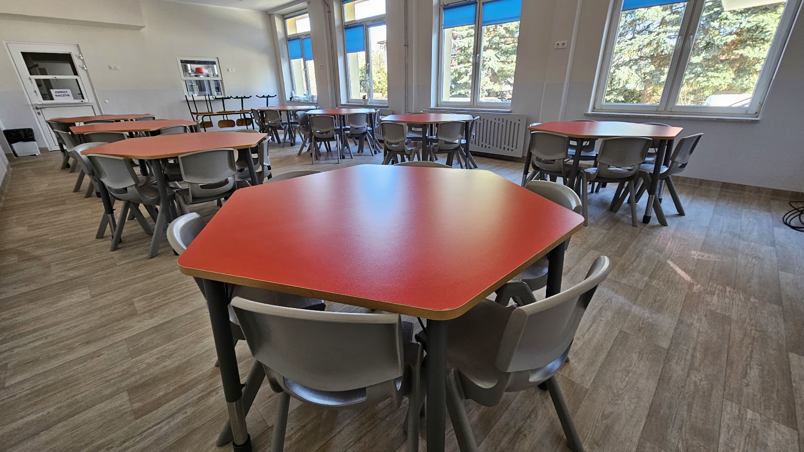 wyremontowana stołowka w sp9 z nowymi stołami i krzesłami