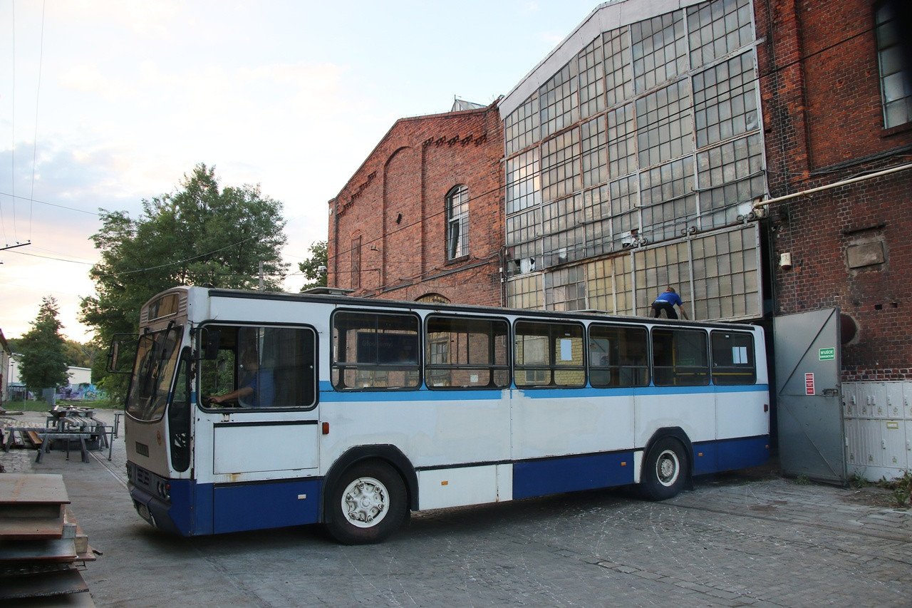 stary autobus jelcz biało-niebieski