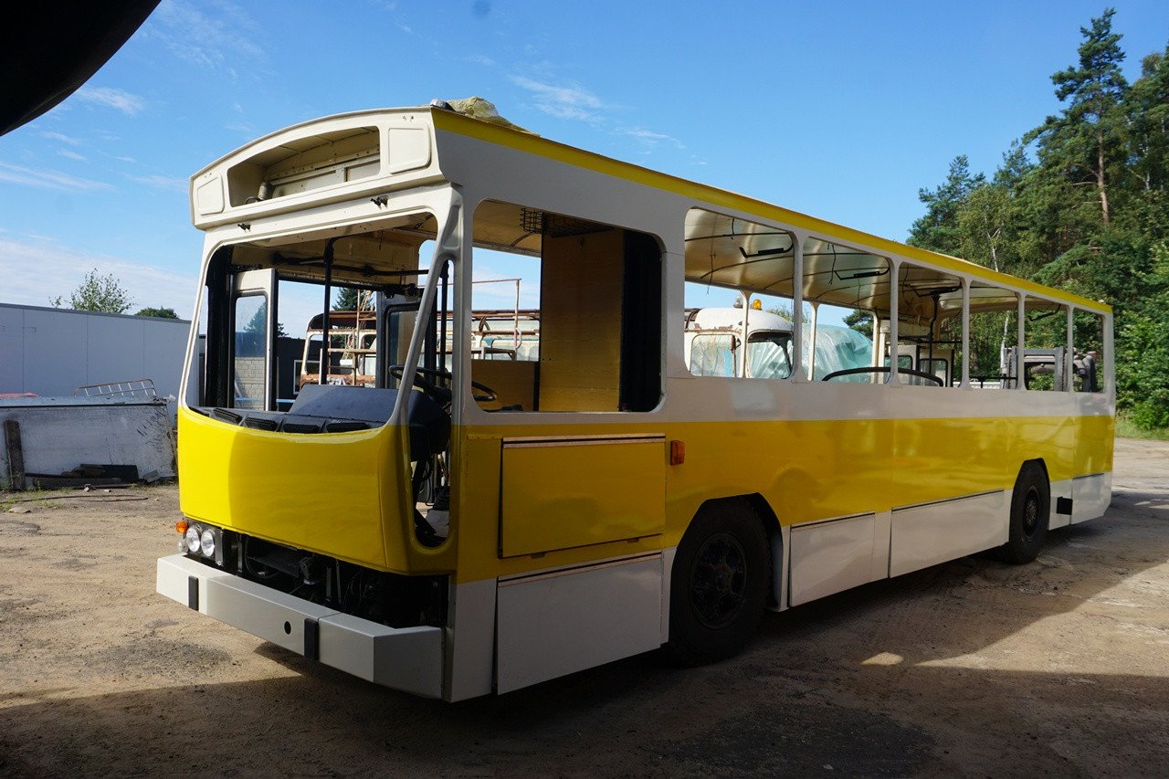 odnowiony autobus jelcz żółto-biały