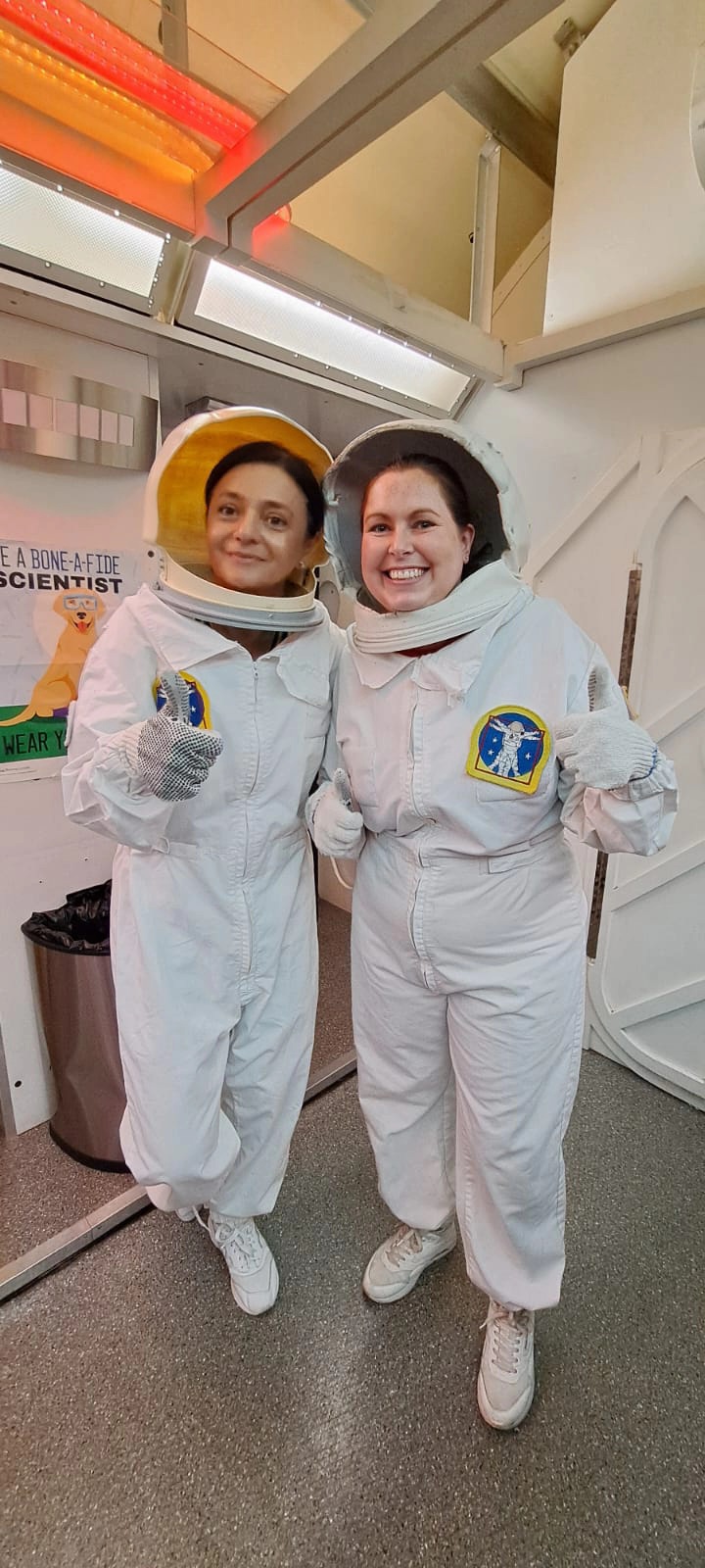 dwie kobiety w strojach astronautów