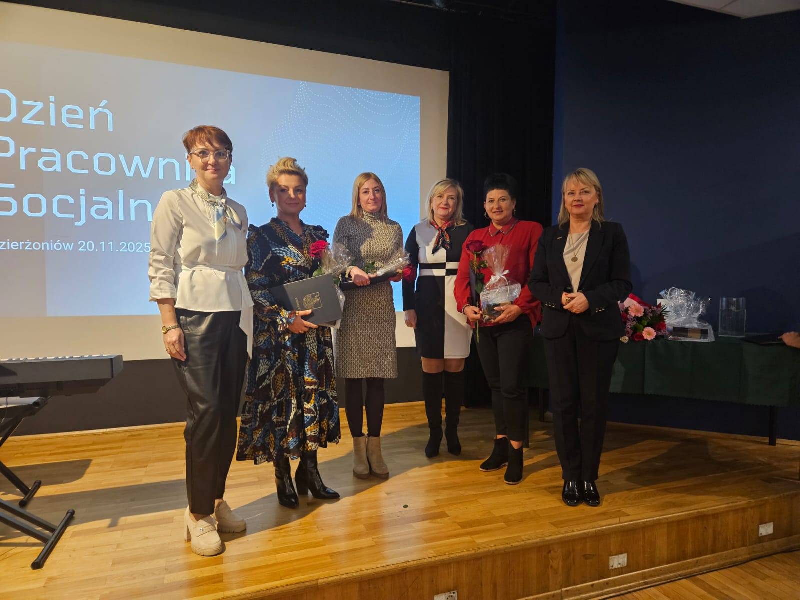 wyróznieni pracownicy DDS+ na scenie w sali Pegaz DOK