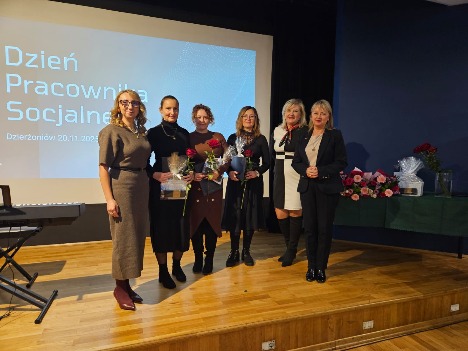 wyróznieni pracownicy ŚDS na scenie w sali Pegaz DOK