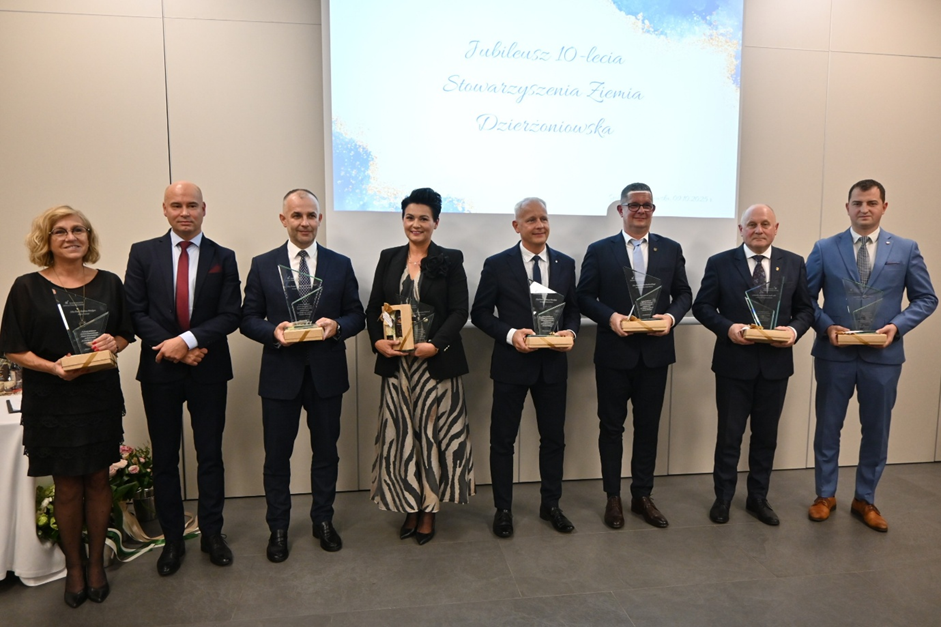 Burmistrzowie i wójtowie za statuatkami w rękach