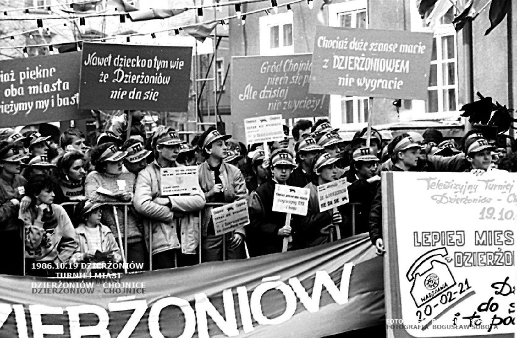 stara czarno-biała fotografia pokazująca tłum zgromadzony przed dzierzoniowskim ratuszem w 1986 roku podczas kręcenia Telewizyjnego Turnieju Miast