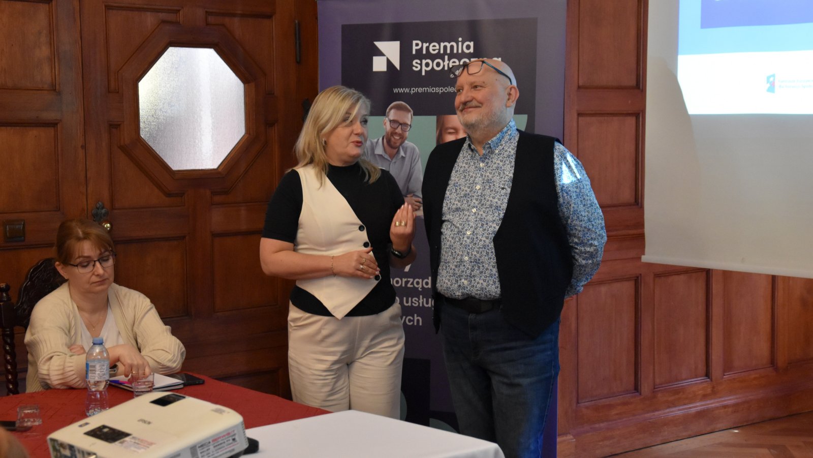 organizator i prowaadzący szkolenie w trakcie rozmowy