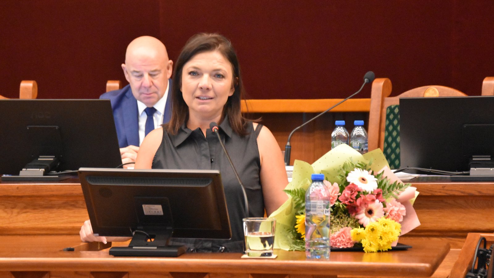 Renata Adamowicz przy mównicy podczas obrad rady miejskiej