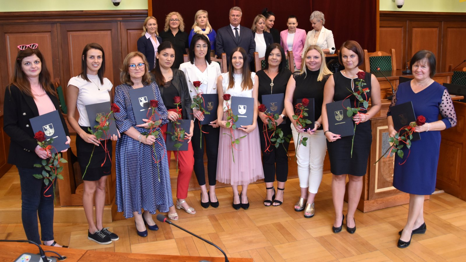 Kilkanaśscie kobiet na wspólnym zdjęciu, panie stoją w dwóch rzędach, w górnym, po środku mężczyzna