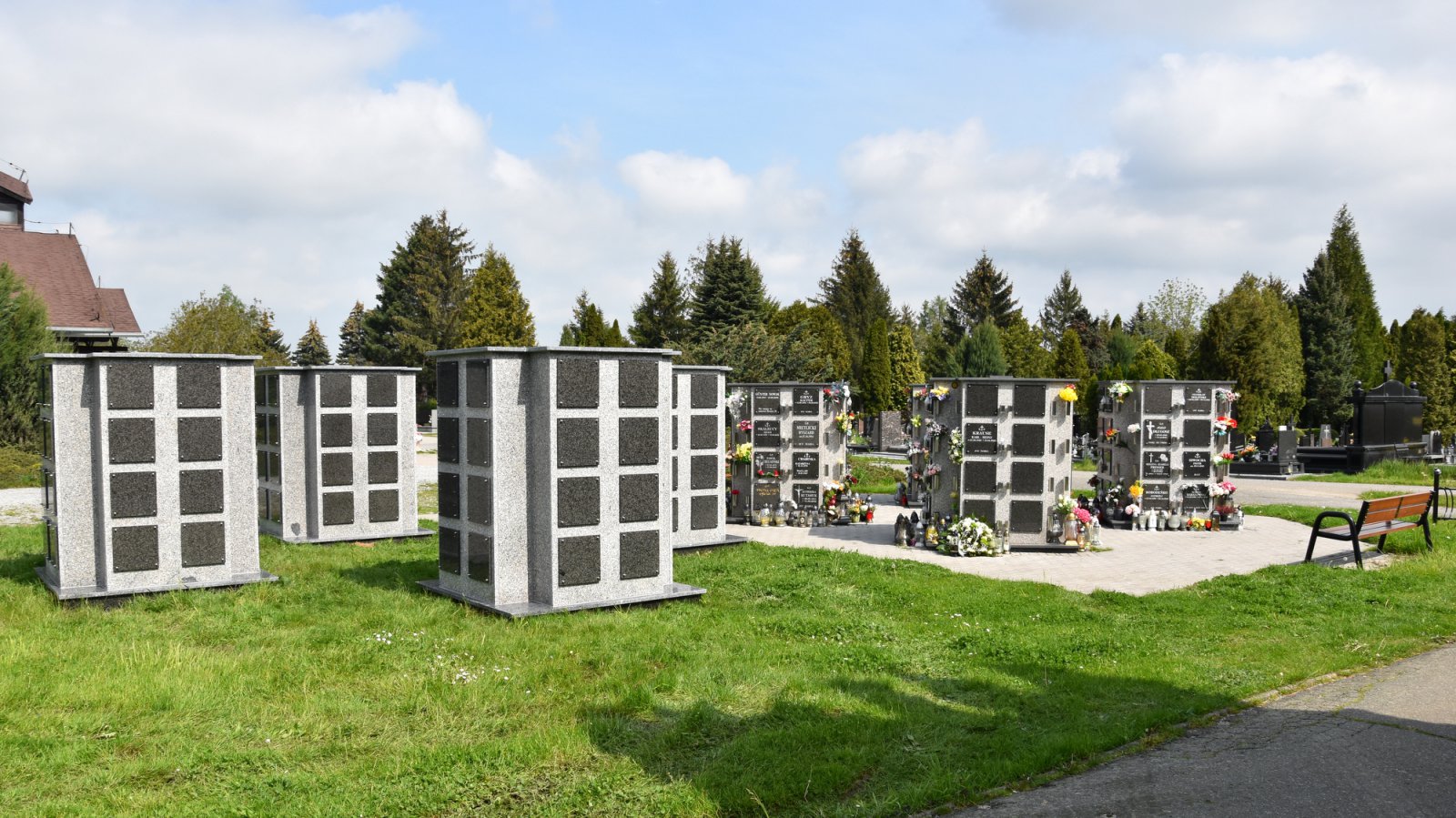 Cmentarz, widok na kolumbaria, w tle zieleń
