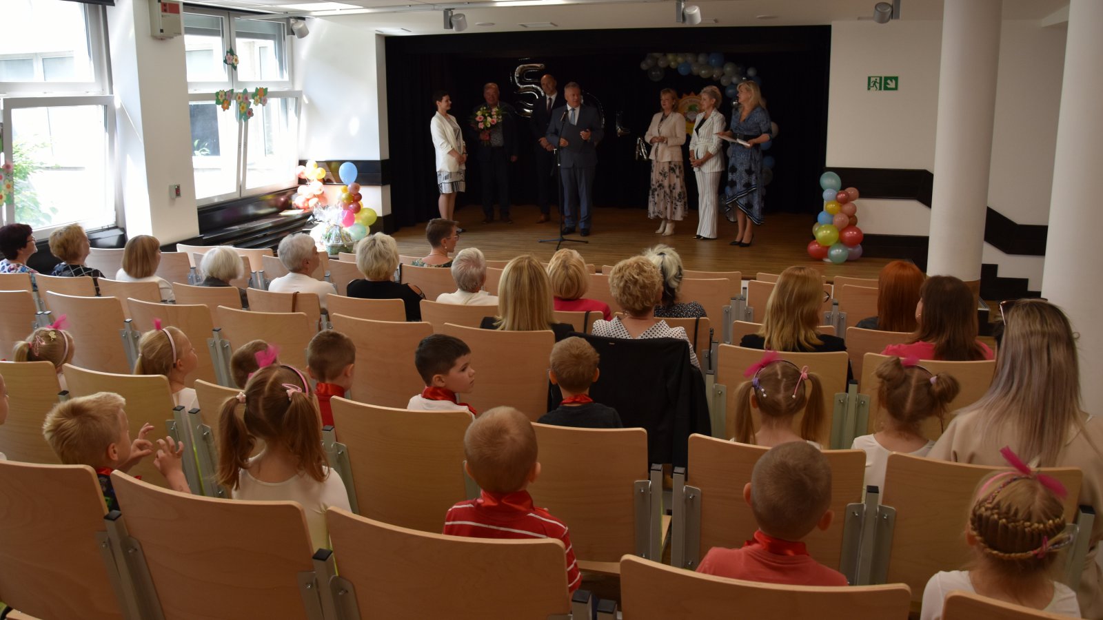Scena wypełniona dziećmi i publiczność