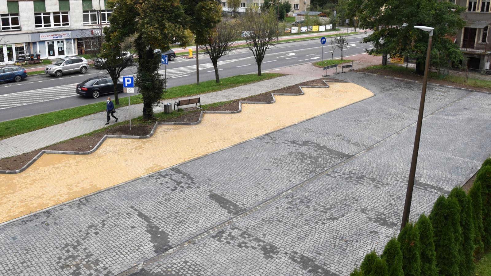 Widok z góry na wyremntowany parking