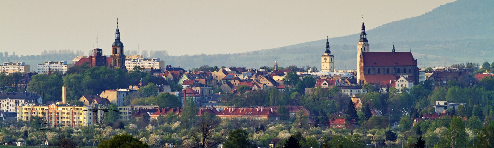 Panorama miasta na tle gór, wyrózniające się wielkością dwa kościoły z wieżami