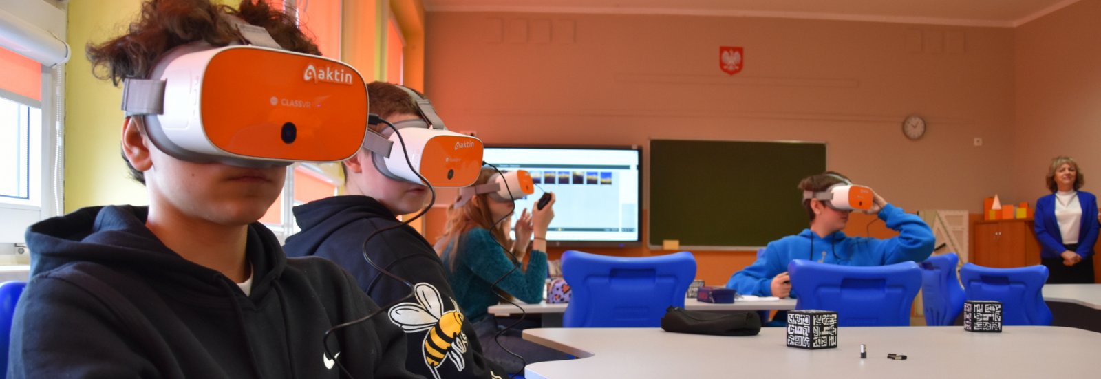 Uczniowie w klasie z założonymi okularami do wirtualnej rzeczywistości