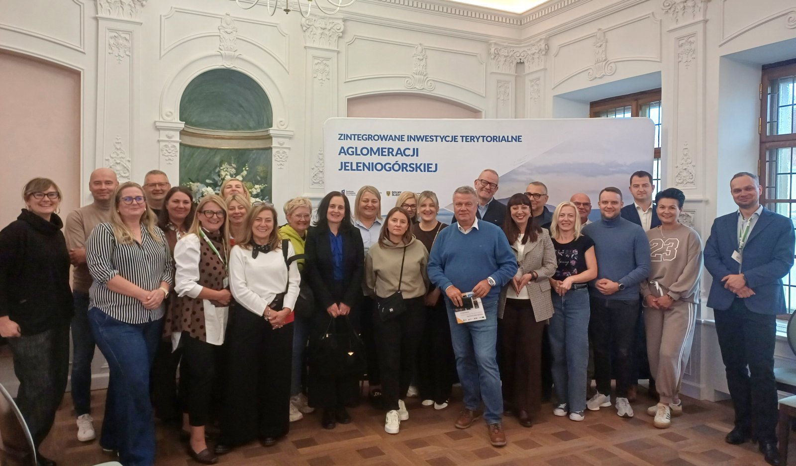 Ponad dwadzieścia osób na grupowym zdjęciu