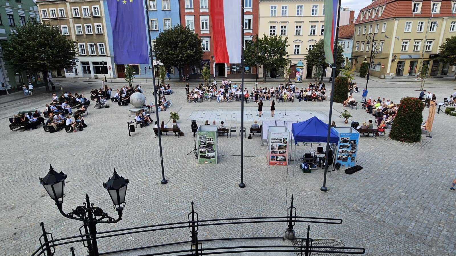 Rynek z góry, ludzie siedzący na ławkach