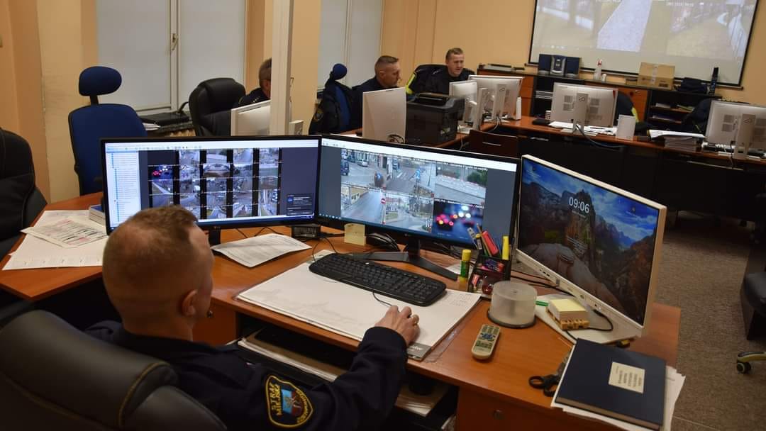 Strażnik miejscki przed trzema połączonymi eranami obserwuje co dzieje się na ulicach