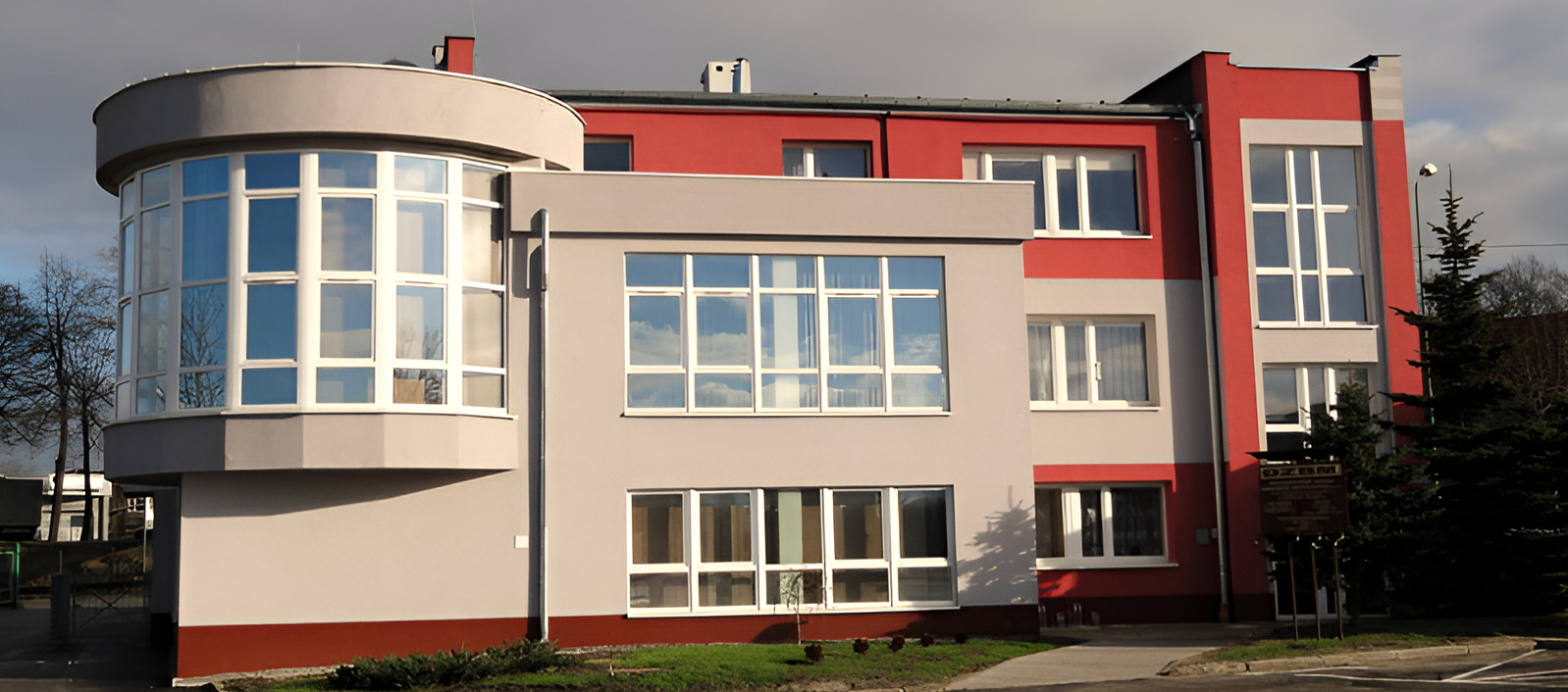 Budynek DZBM-u z licznymi oknami