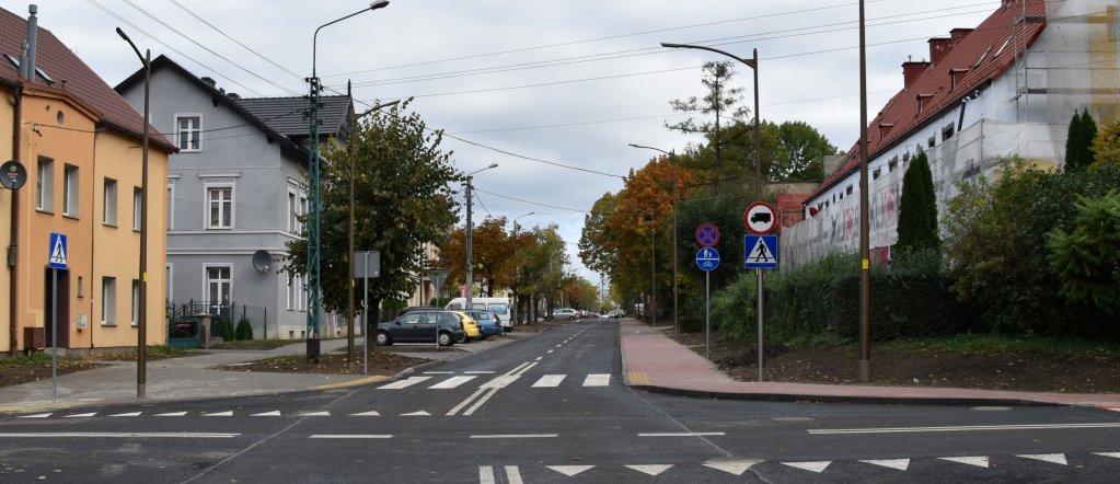 Skrzyżowanie dróg, po bokach kamienice