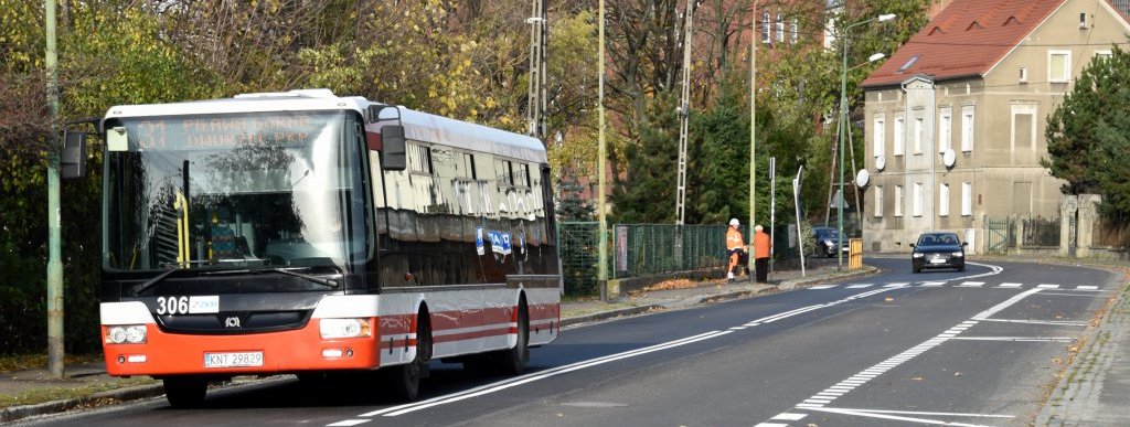 Autobus komunikacji miejskiej jadący drogą 