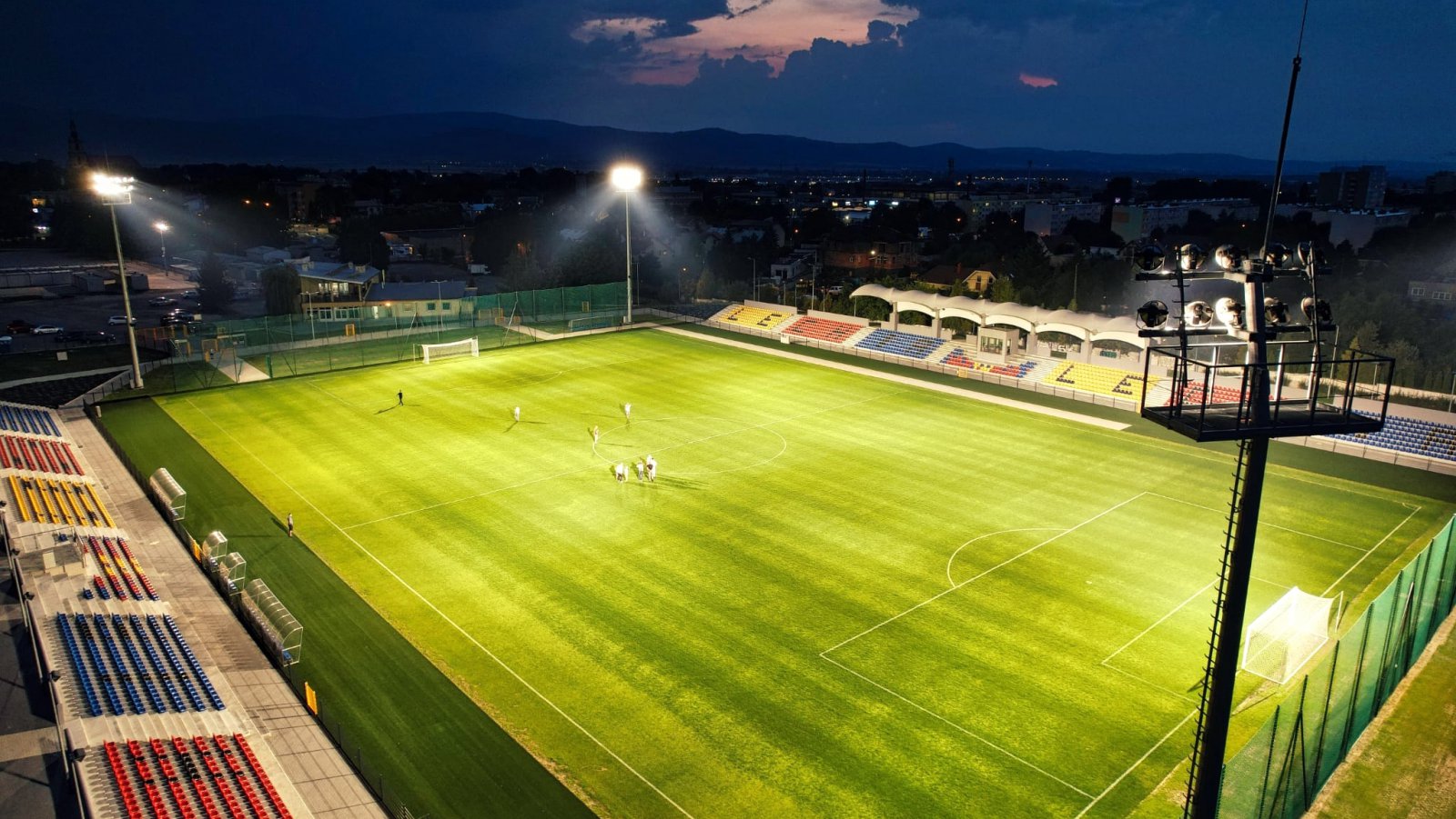 Stadion piłkarski nocą widziany z góry