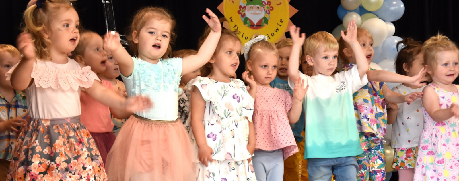 Grupka małych dzieci podczas występu na scenie