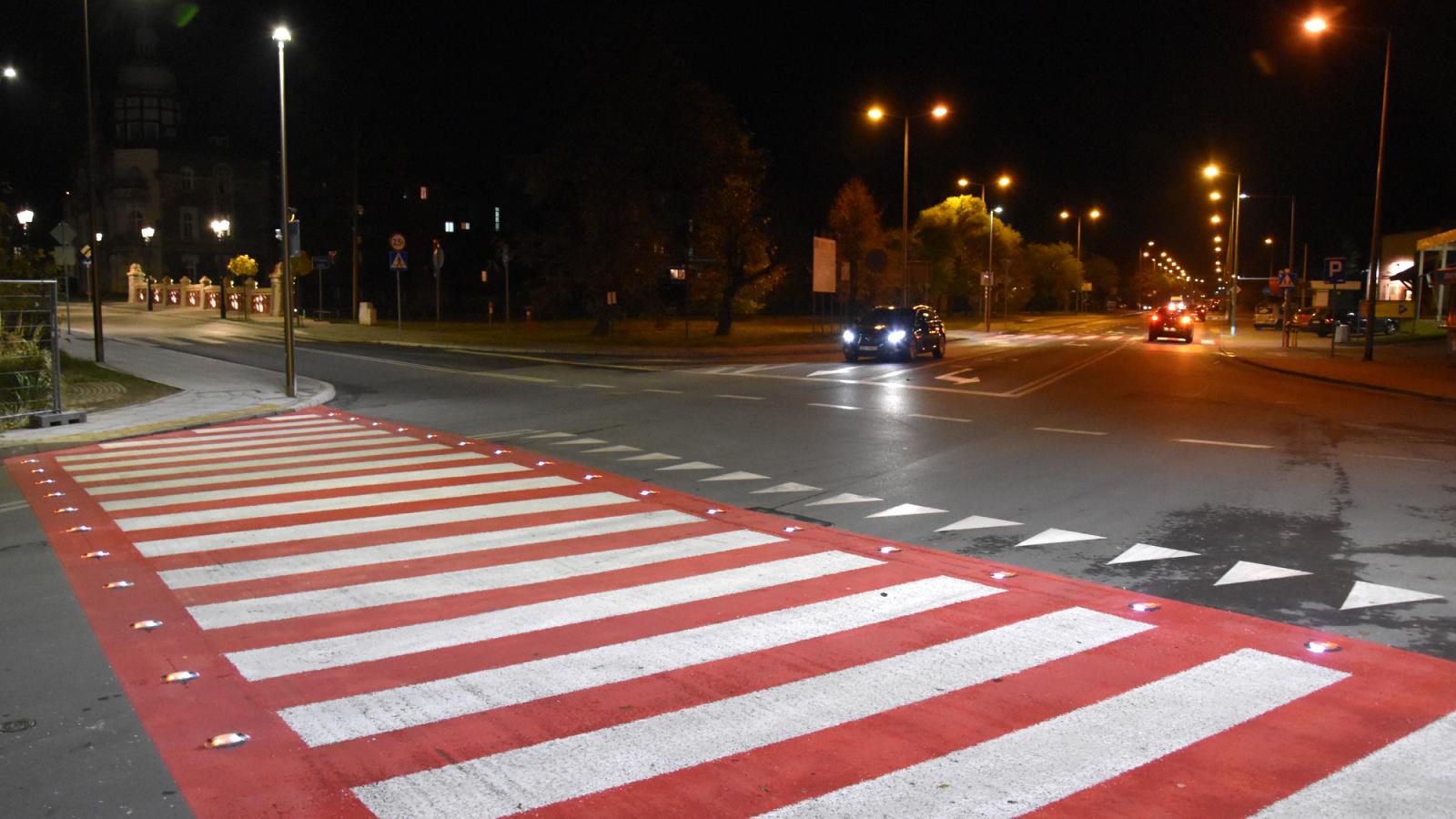 Biło-czerwone przejście dla pieszych nocą 