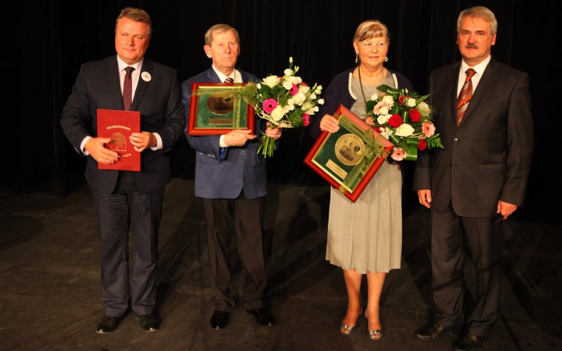 Wręczenie medali za zasługi Janowi Zemlerowi i Annie Piotrowskiej