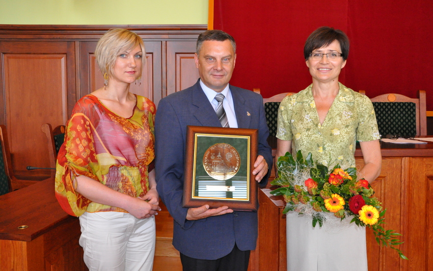Zarząd Dzierżoniowskiego Ośrodka Kultury z medalem za Zasługi dla Dzierżoniowa