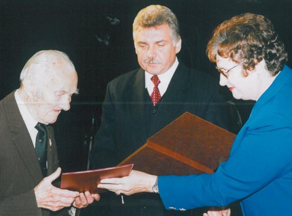 Wręczenie medalu za zasługi Józefowi Buczyłko