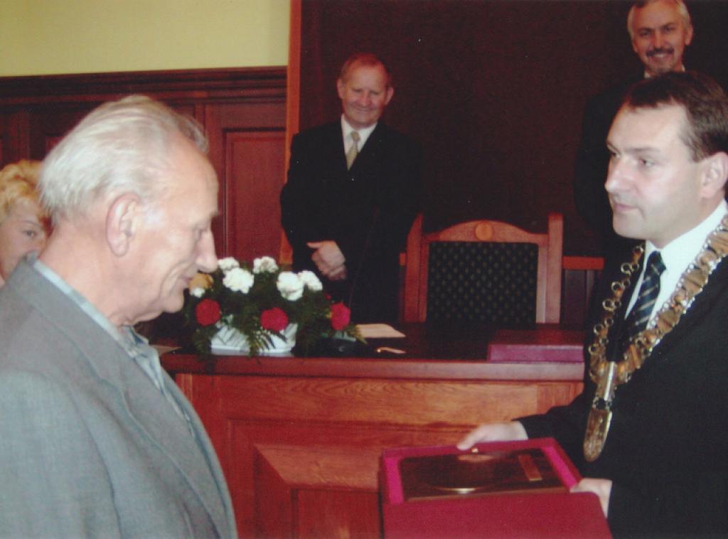 Wręczenie medalu za zasługi Wojciechowi Jaruzelskiemu