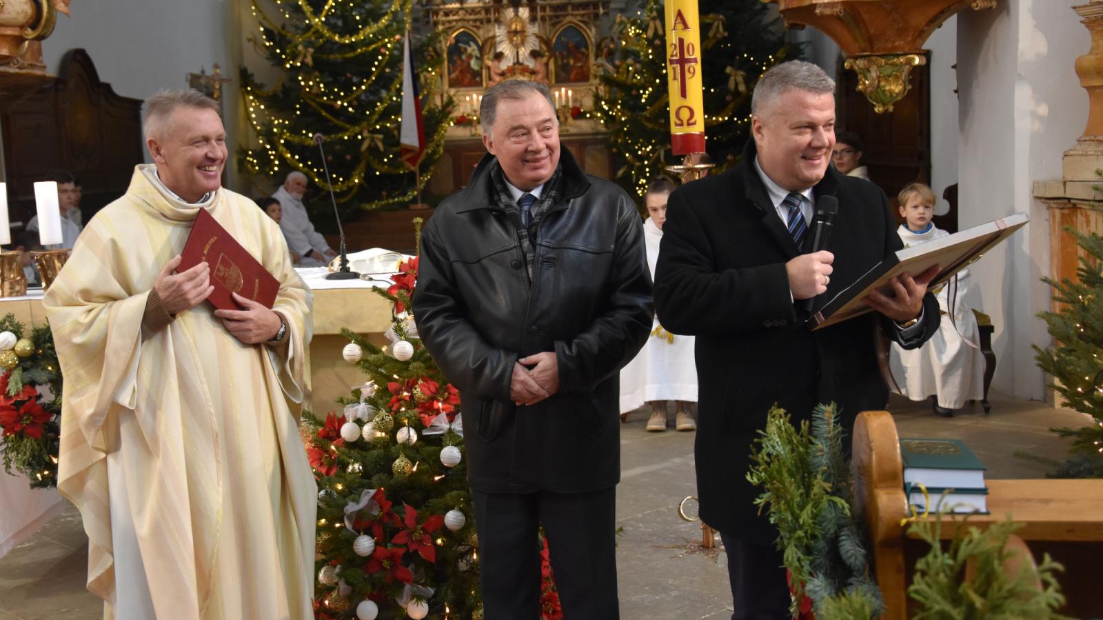 Wręczenie medalu za zasługi Zbigniewowi Czendlikowi