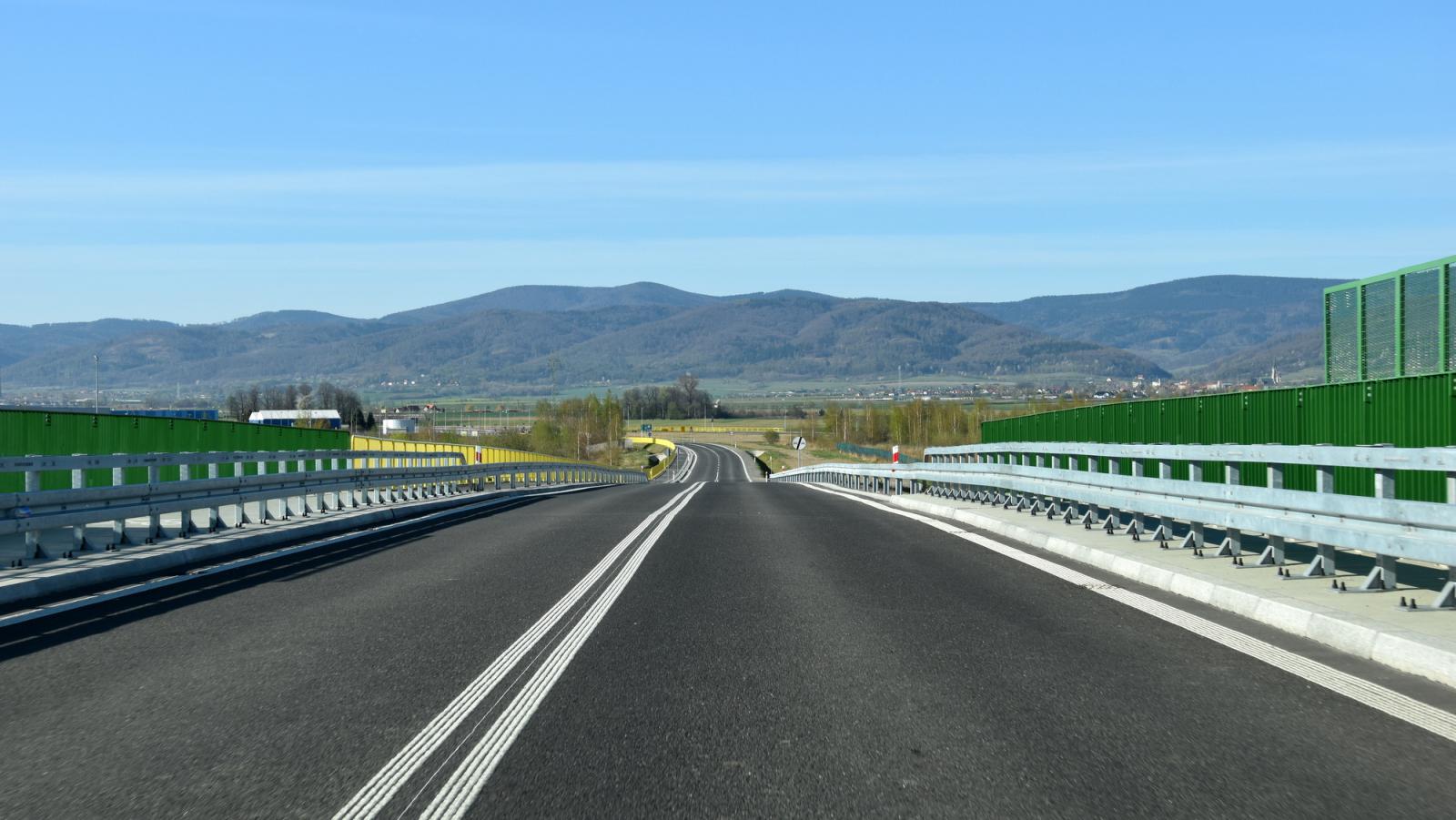 Nowa droga, widok z pozycji kierowcy, w drugim planie Góry Sowie