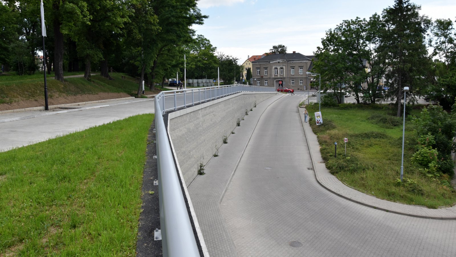 Dwie rónolegle przebiegające drogi, jedna prowadząca w dół 