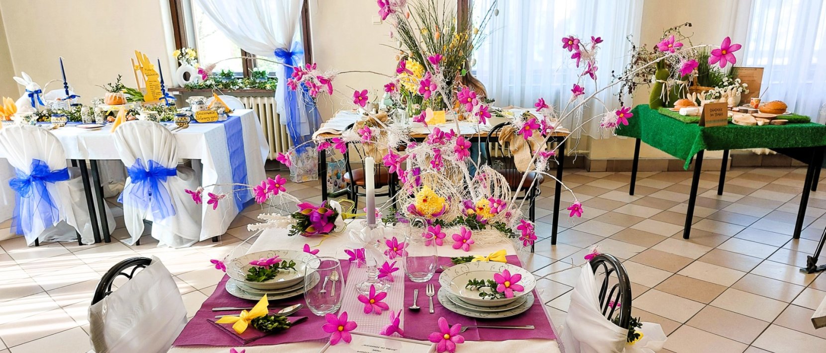 kolorowo zaarażowane nakrycia stołów wielkanocnych