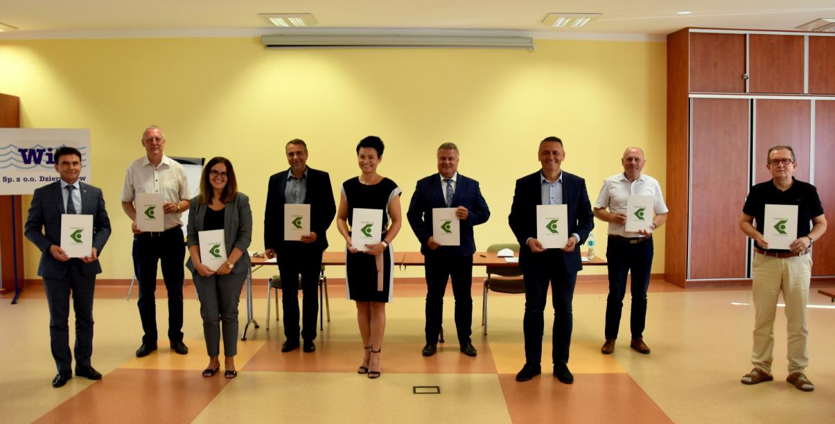 Wójtowie i burmistrzowie ziemi dzierżoniowskiej z podpisanymi porozumieniami 