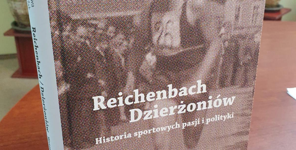 Na zdjęciu książka „Reichenbach/Dzierżoniów Historia sportowych pasji i polityki”, na okładce stare zdjęcie biegacza