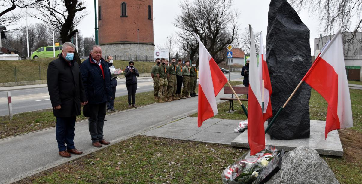 Burmistrz i Przewodniczący Rady Miejskiej Dzierżoniowa stoją przy Pomniku Żołnierzy Wyklętych