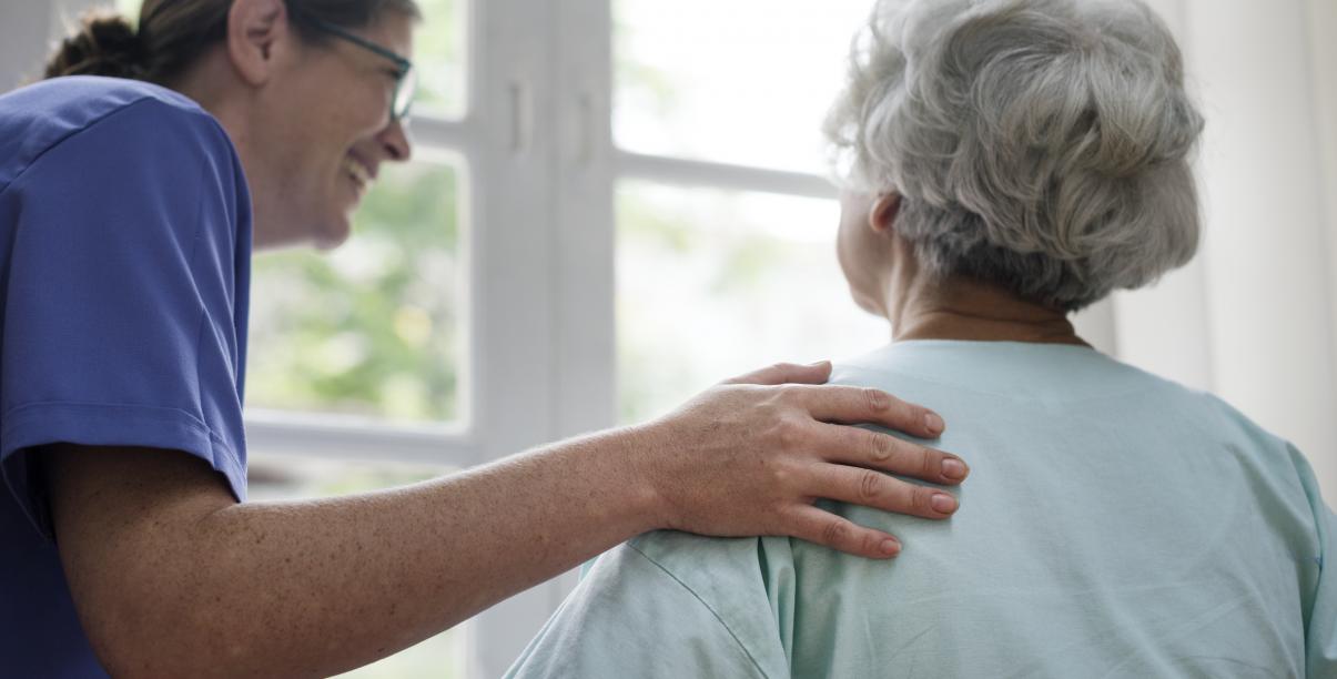 Opiekunka z seniorką patrzącą w okno