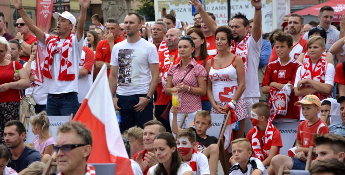 Grupa kibiców w barwach reprezntacji Polski