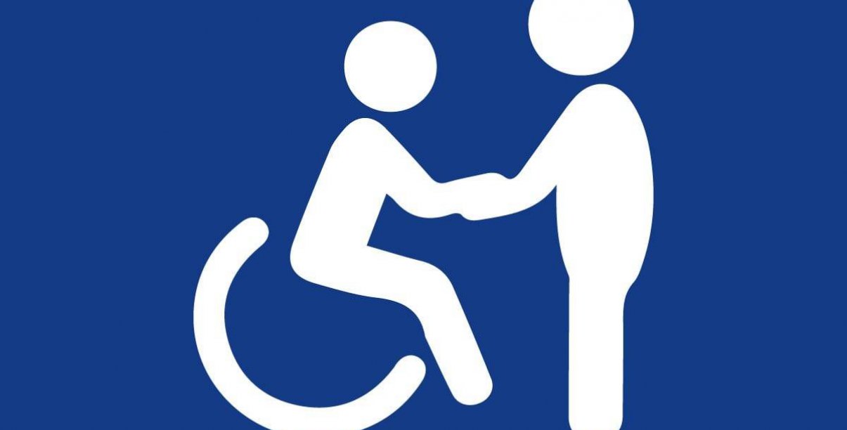 Grafika, niebieskie tło, osoba siedząca bna wózku inwalidzkim i stojąca przed nią osoba