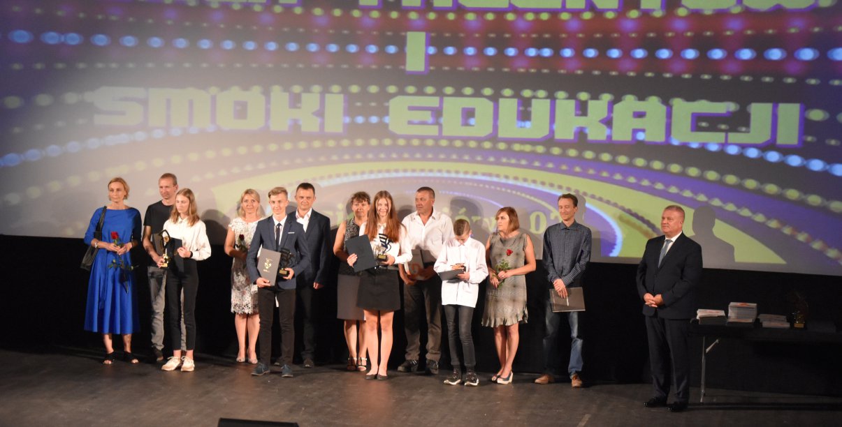 Laureaci Gali Talentów na scenie kinoteatru Zbyszek w tle wyświetlony napis Gala Talentów