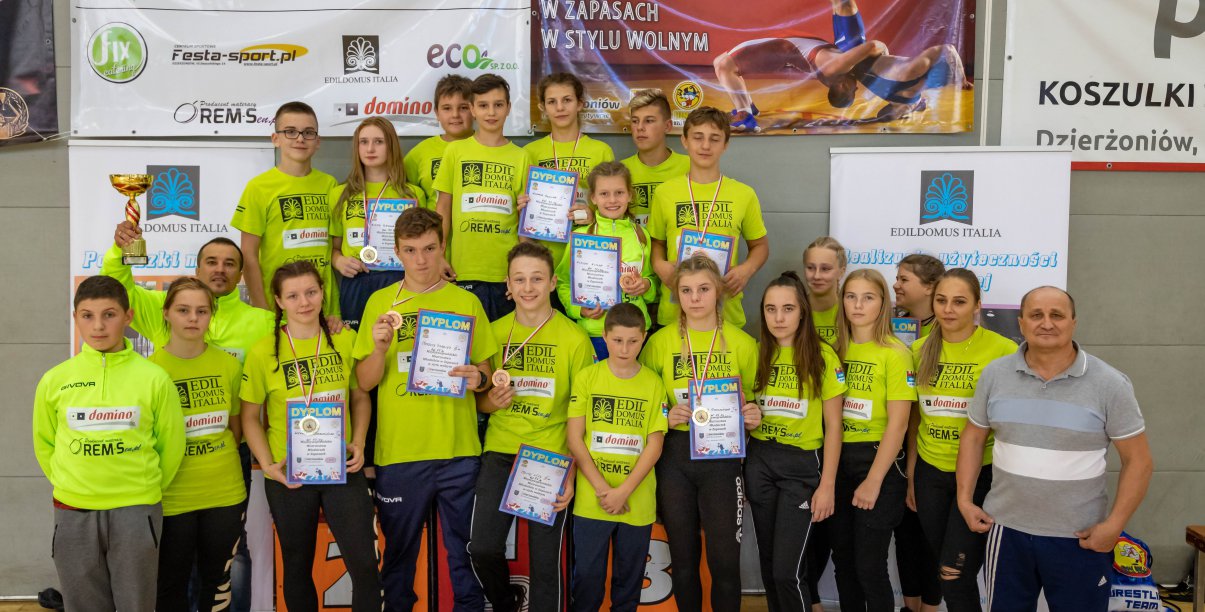 Grupowe zdjęcie kilkunastu zawodników ubranych w żółte bluzy