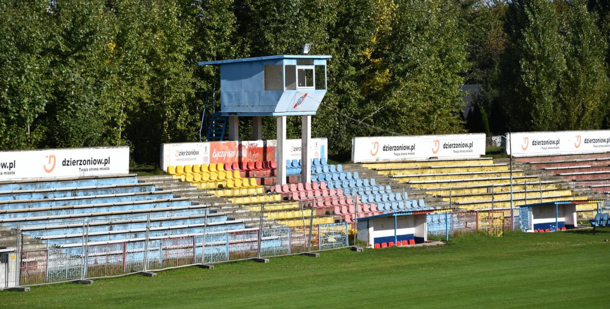 na zdjęciu stadion miejski w Dzierżoniowie przed modernizacją